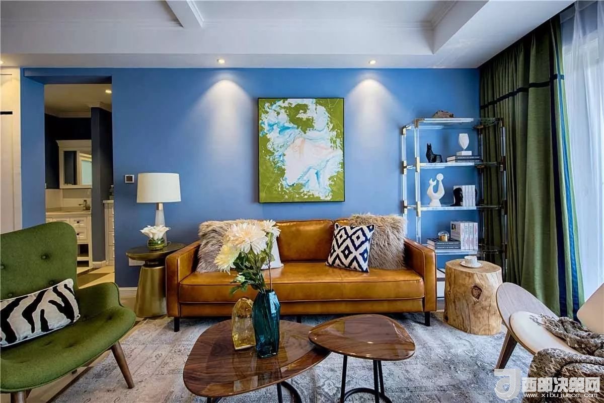 沙發(fā)背景墻選對裝飾畫，才能美了整個(gè)客廳空間！