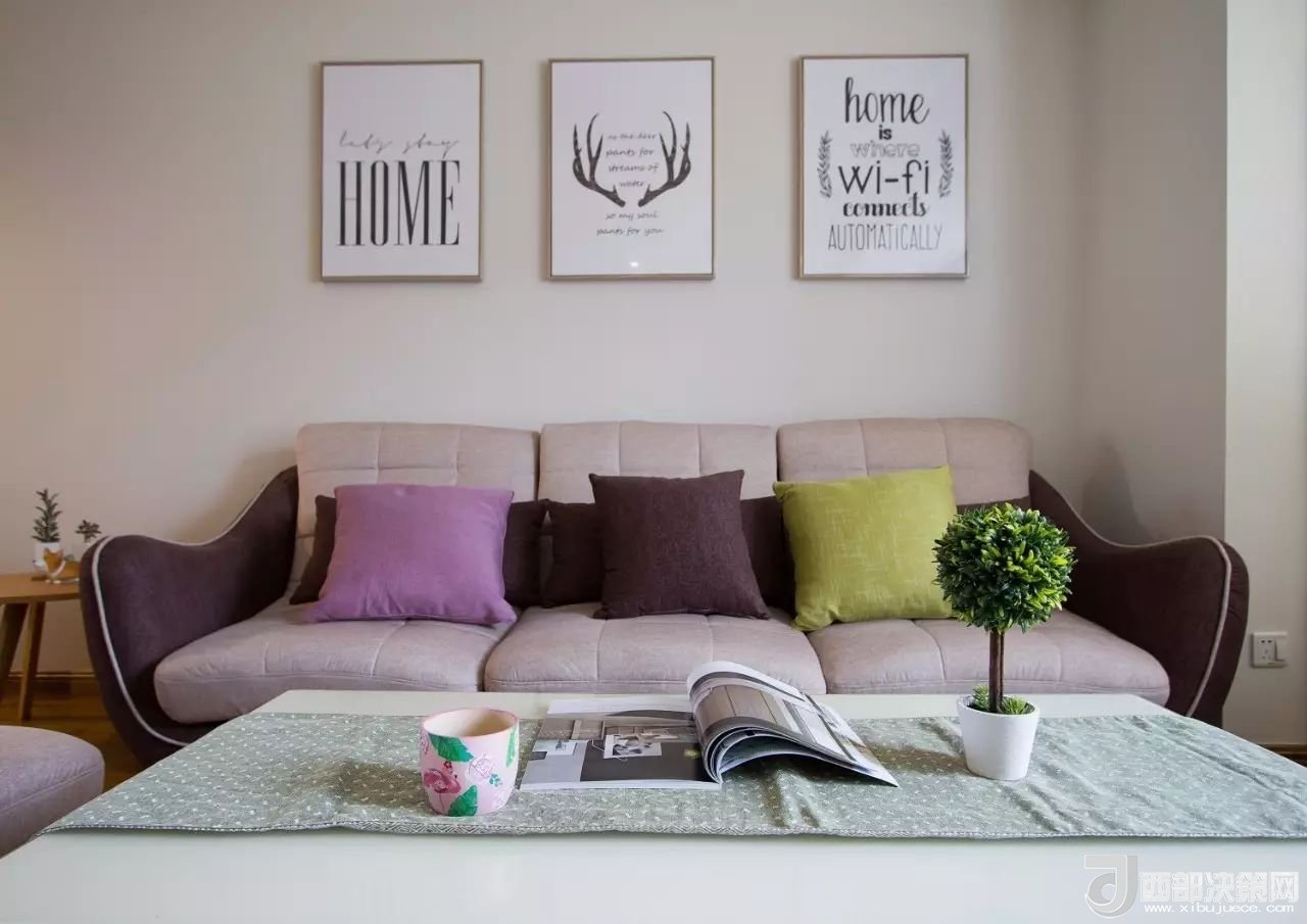 沙發(fā)背景墻選對裝飾畫，才能美了整個(gè)客廳空間！