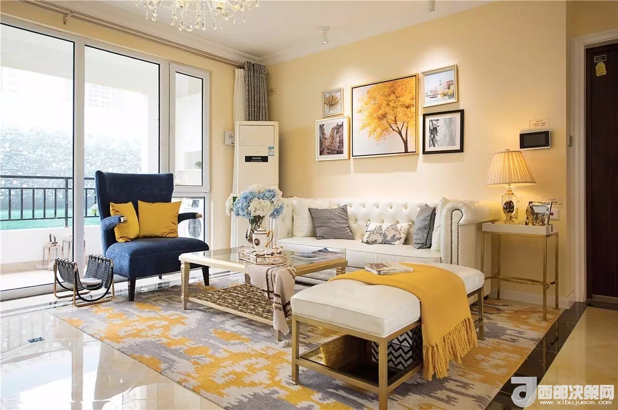 沙發(fā)背景墻選對裝飾畫，才能美了整個(gè)客廳空間！