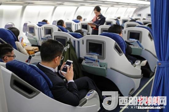 在東航MU5137航班上，旅客全程在飛行模式下可以使用手機(jī)。殷立勤 攝