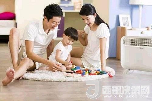 兒童時(shí)期，孩子好奇心強(qiáng)，喜歡“打破砂鍋問(wèn)到底”、“探究性拆東西”、“自言自語(yǔ)做游戲”。這些聽似好笑，看似頑皮的言行舉止，恰恰就是孩子創(chuàng)造火花的閃現(xiàn)。心理學(xué)家鄧斯克認(rèn)為，小孩子在游戲中的“假裝”會(huì)大大促進(jìn)他們的發(fā)散思維。