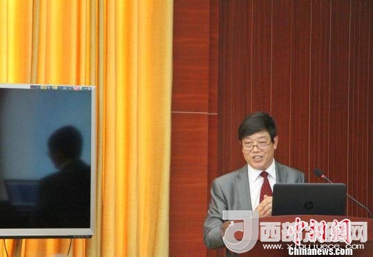 圖為中南大學(xué)教授歐陽友權(quán)在現(xiàn)場作了題為“我國文化產(chǎn)業(yè)發(fā)展的三大拐點(diǎn)與高校的責(zé)任”報(bào)告。　趙曉 攝