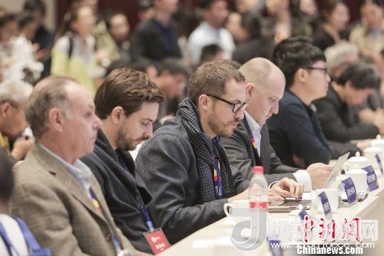 河北工業(yè)設(shè)計(jì)創(chuàng)新中心(以下簡(jiǎn)稱HIDC)啟動(dòng)儀式暨“設(shè)計(jì)促轉(zhuǎn)型·創(chuàng)新贏未來(lái)”國(guó)際工業(yè)設(shè)計(jì)工作坊26日在河北省省會(huì)石家莊市舉行。圖為與會(huì)各國(guó)設(shè)計(jì)師?！⌒ば?攝