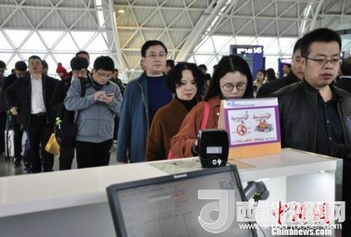 圖為旅客等待進入客艙?！慰∶?攝