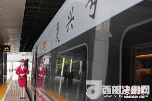 資料圖：4月10日，列車員在“復(fù)興號(hào)”列車旁迎接旅客的到來(lái)。 <a target='_blank'  data-cke-saved- >中新社</a>記者 殷立勤 攝