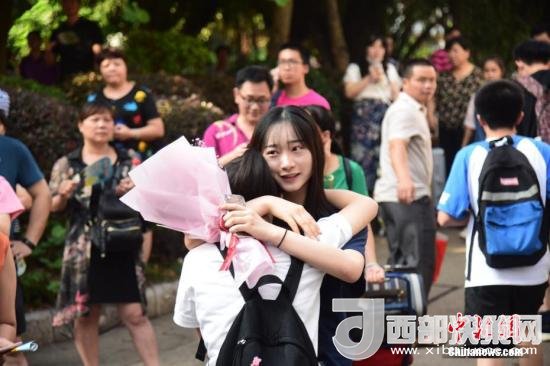 資料圖：一名家屬擁抱走出考場的考生。 王以照 攝