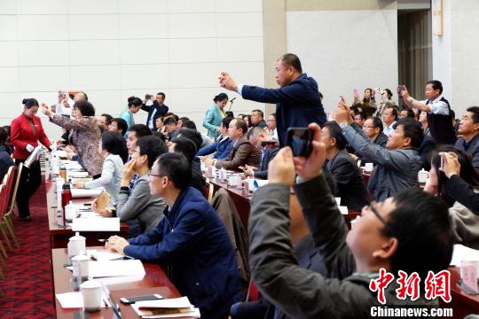 圖為與會嘉賓認真聽取專家演講?！±铍h 攝