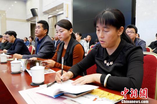 圖為與會嘉賓聆聽專家演講?！±铍h 攝