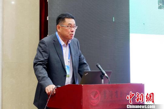 圖為青海省農(nóng)林科學院副院長、國家大麥青稞產(chǎn)業(yè)技術(shù)體系崗位科學家遲德釗正在發(fā)言?！±铍h 攝