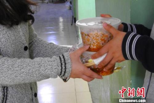 外賣(mài)配送員將外賣(mài)送到學(xué)生宿舍。受訪者供圖