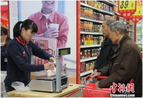 資料圖：在保定市北市區(qū)一家大型超市內(nèi)，促銷員正在為購買雞蛋的市民稱量、打包。李芳華 攝