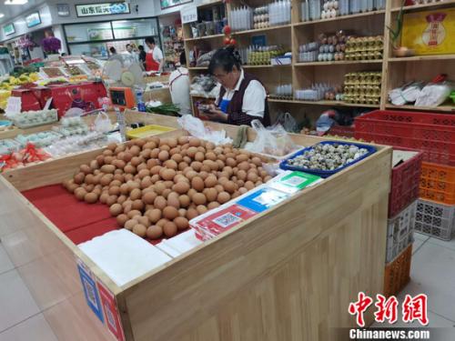 圖為菜市場里賣的雞蛋。 謝藝觀 攝