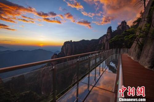  資料圖：霞光映照在三清山棧道玻璃上?！溆榔?攝