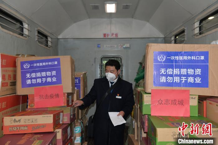 圖為中國鐵路昆明局集團通過普速客車行李車運送疫情防控保障物資。　黃婷婷 攝