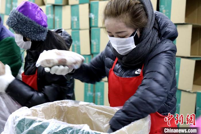 當雄縣民眾將牦牛肉裝箱?！‘斝劭h 供圖 攝