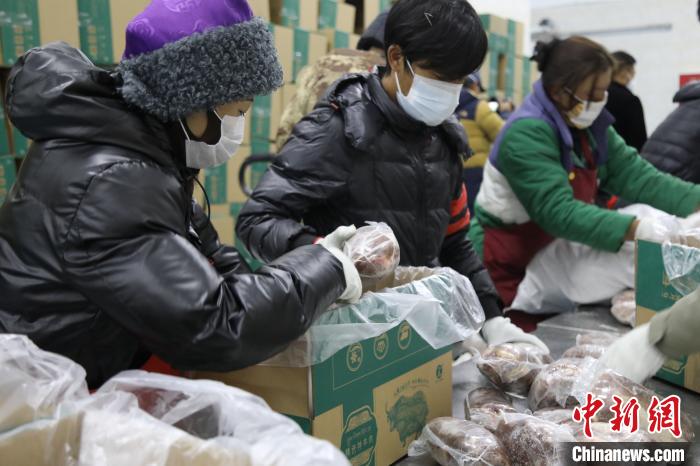 當雄縣民眾打包當?shù)氐奶禺a(chǎn)，“有身份證”牦牛肉?！‘斝劭h 供圖 攝