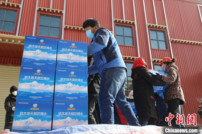 西藏當雄給湖北荊州送去冰川礦泉水、牦牛肉等物資