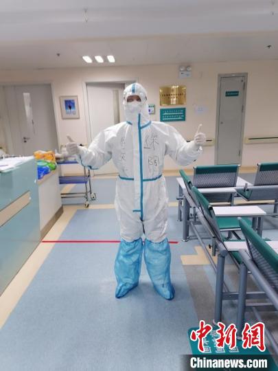 徐陶在工作中。四川援助湖北醫(yī)療隊(duì)供圖