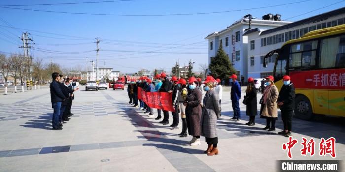 圖為甘肅禮縣，歡送首批乘“專車”赴浙江的務(wù)工人員。(資料圖) 田瑞萍 攝
