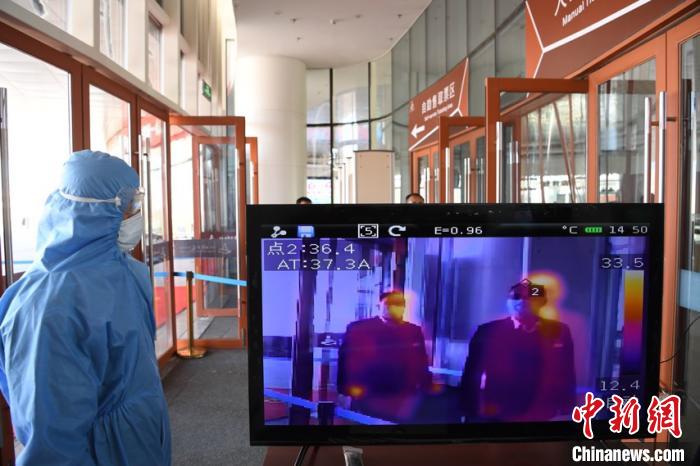 圖為游客步行通過紅外線測溫通道?！钇G敏 攝