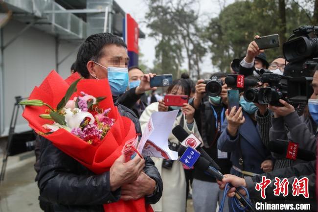 圖為貴州省最后一名新冠肺炎確診患者從貴州省將軍山醫(yī)院出院，患者接受媒體采訪。　瞿宏倫 攝
