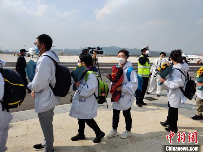 圖為交警向醫(yī)療隊敬禮?！№n帥南 攝