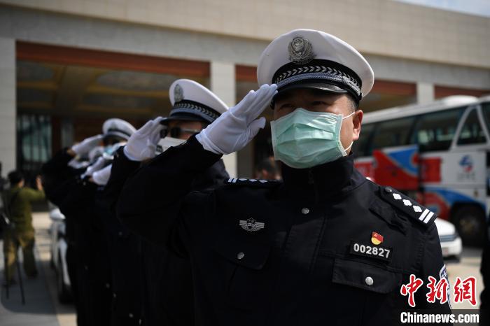 圖為交警們向醫(yī)療隊敬禮?！】灯?攝