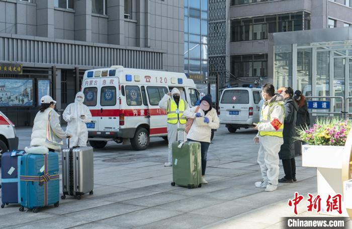 圖為呼和浩特車(chē)站“外防輸入”。　夏亮 攝
