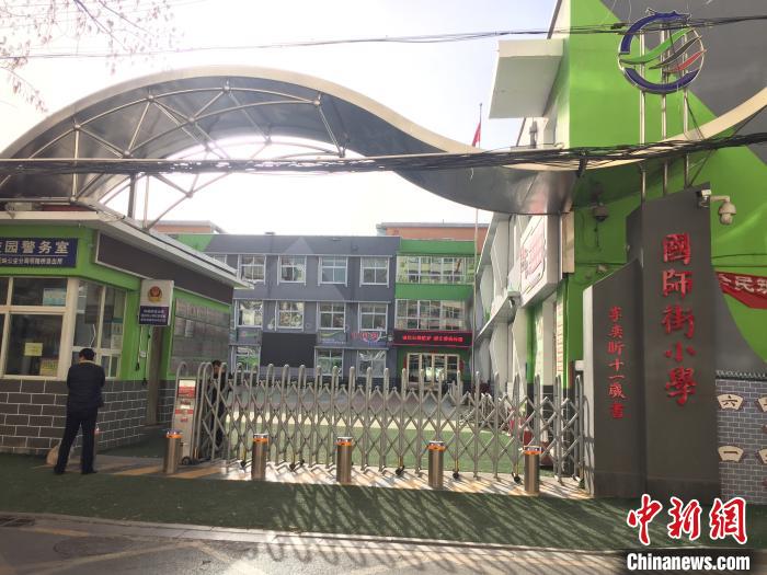 校門口設(shè)置臨時等候區(qū)，區(qū)域四周5米為禁行區(qū)?！「呷鸱?攝