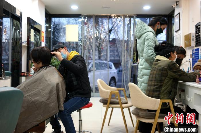 拉薩市民在一美發(fā)店理發(fā)、美甲?！〗w波 攝