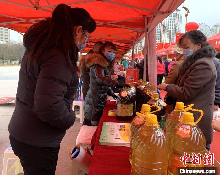 圖為市民們正在采購商品?！O睿 攝