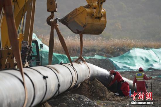 資料圖：天然氣管道施工現(xiàn)場(chǎng)。<a target='_blank'  data-cke-saved- >中新社</a>記者 蘇丹 攝