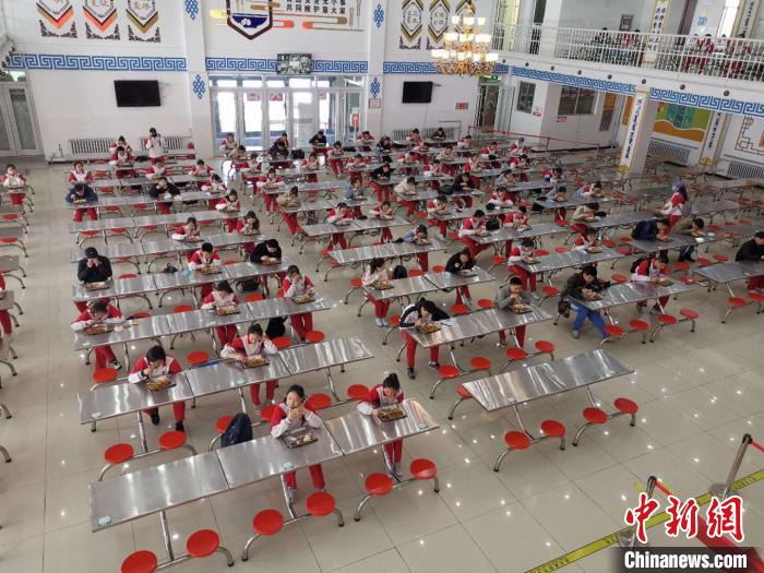 圖為學(xué)生們在食堂就餐?！鯆I娜 攝