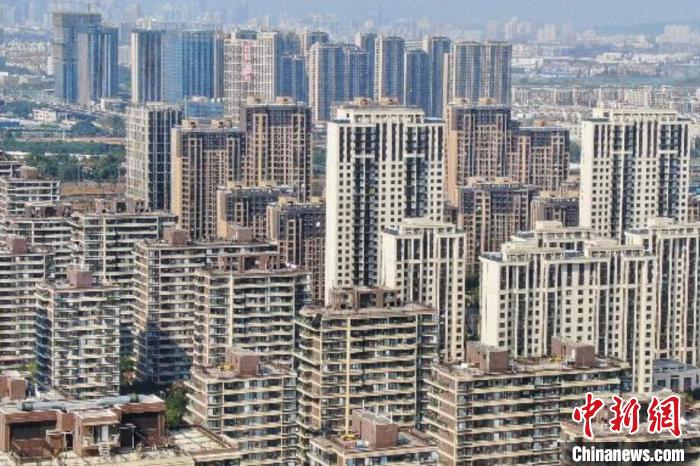 房地產(chǎn)行業(yè)作為特殊的商品銷售業(yè)，受疫情影響，一些企業(yè)資金回籠困難，亟待金融和稅務(wù)部門的政策支持?！°蟛?攝