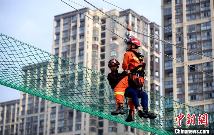 新消防員進(jìn)行T型救援操展示?！⒅铱?攝