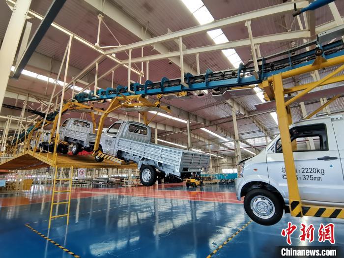 成功汽車是山西省重點轉(zhuǎn)型項目，擁有國內(nèi)先進的零部件、發(fā)動機整機自動裝配和發(fā)動機生產(chǎn)線、實驗線，還有國際一流的工業(yè)機器人?！「唢w 攝