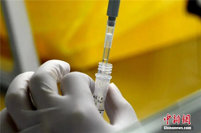 資料圖：工作人員正在準(zhǔn)備檢測(cè)試劑。<a target='_blank'  data-cke-saved- >中新社</a>記者 王東明 攝