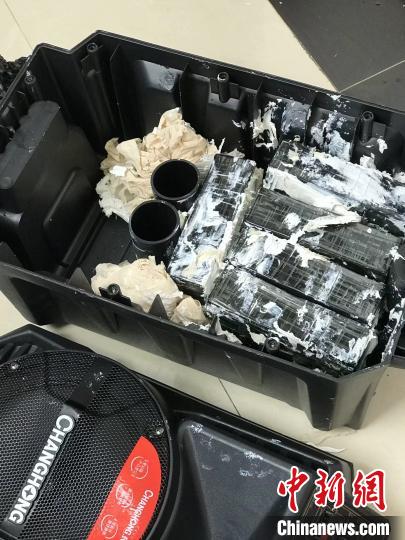 圖為臨滄邊境管理支隊(duì)從音響中查獲毒品。　劉永青 攝