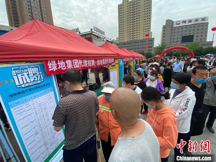 一些知名企業(yè)展臺前，投遞簡歷、咨詢就業(yè)的人絡繹不絕。　屈麗霞 攝