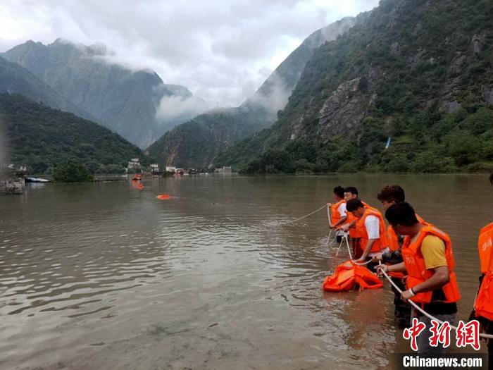 救援人員正在全力營救被困群眾。　丹巴宣提供 攝