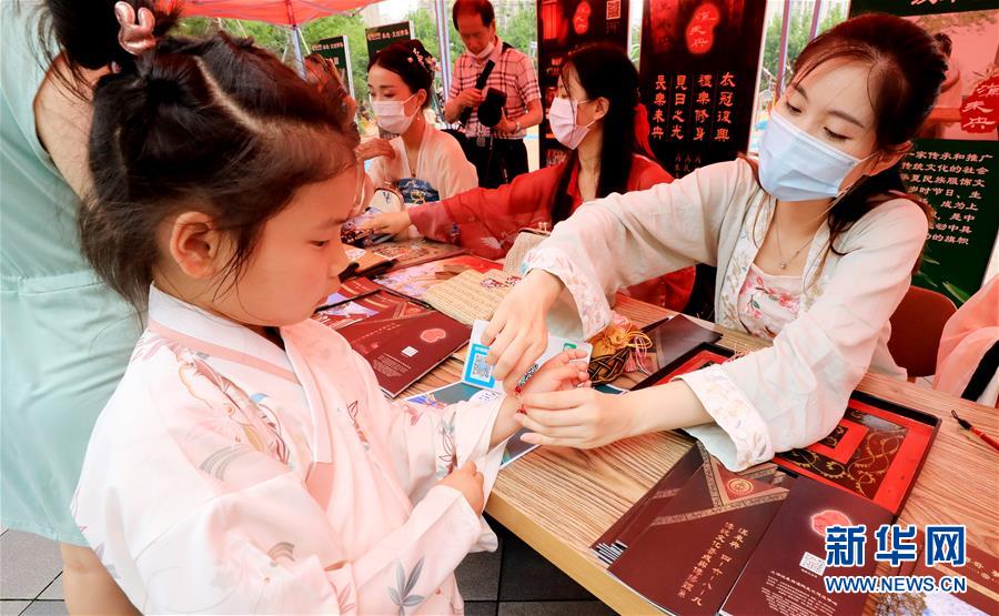 （新華全媒頭條·圖文互動(dòng)）（7）線(xiàn)上線(xiàn)下消費(fèi)升溫 文旅活動(dòng)邁上“云端”——端午假期透視我國(guó)經(jīng)濟(jì)高質(zhì)量發(fā)展新動(dòng)力