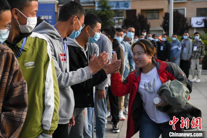 7月7日，拉薩三高考點外，領(lǐng)隊老師與考生擊掌鼓勁加油?！『闻罾?攝