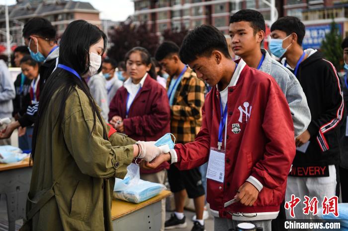 7月7日，考生在拉薩三高考點外測量體溫?！『闻罾?攝