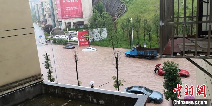 圖為重慶萬州城區(qū)積水嚴重。　重慶萬州區(qū)委宣傳部供圖 攝