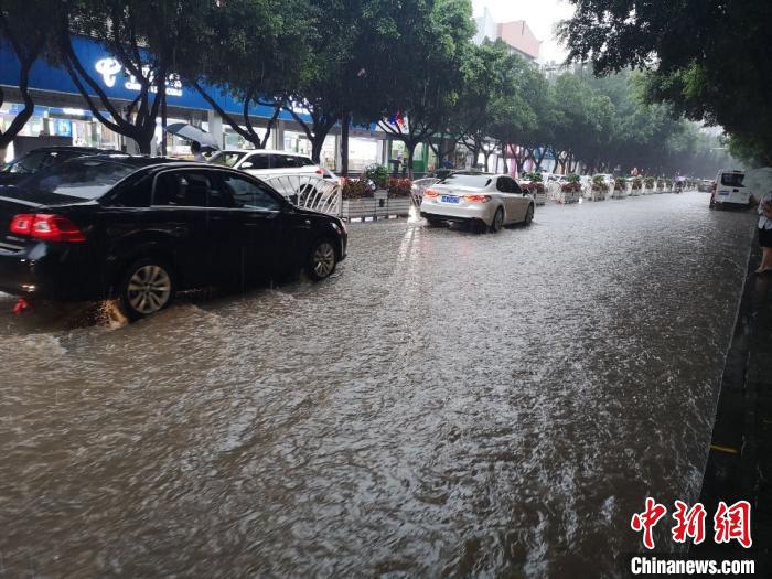 圖為重慶萬州城區(qū)積水嚴重?！≈貞c萬州區(qū)委宣傳部供圖 攝