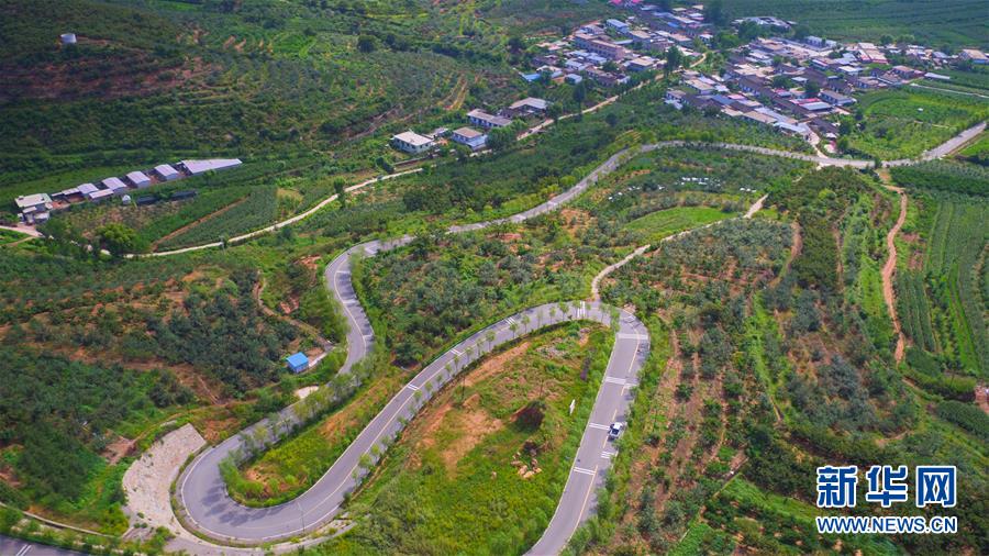 （新華全媒頭條·走向我們的小康生活·圖文互動(dòng)）（1）長(zhǎng)城腳下，小康村串成“珍珠鏈”