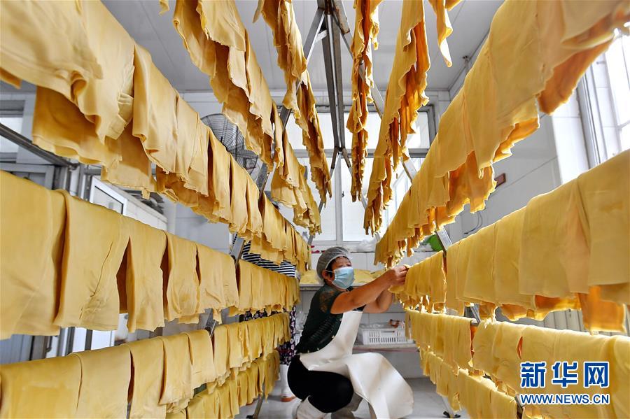 （新華全媒頭條·走向我們的小康生活·圖文互動(dòng)）（10）長(zhǎng)城腳下，小康村串成“珍珠鏈”