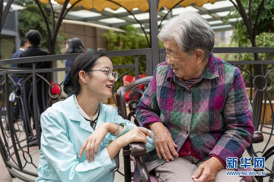 (五中全會精神在基層·圖文互動(dòng))(3)許你一個(gè)暖暖的“人生秋天”——看“春城”這座小樓如何盤活養(yǎng)老事業(yè)