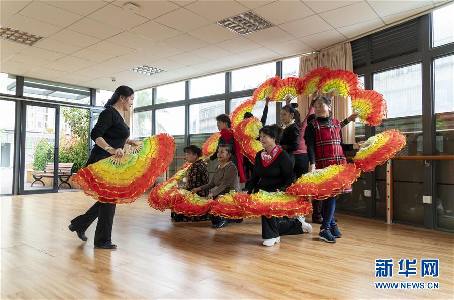 (五中全會精神在基層·圖文互動(dòng))(2)許你一個(gè)暖暖的“人生秋天”——看“春城”這座小樓如何盤活養(yǎng)老事業(yè)