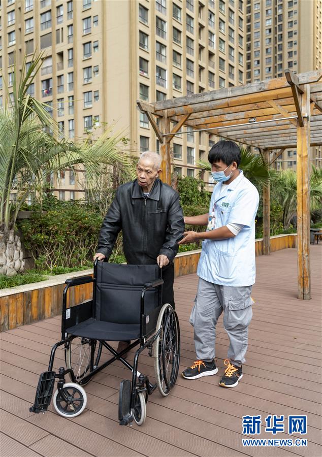 (五中全會精神在基層·圖文互動(dòng))(1)許你一個(gè)暖暖的“人生秋天”——看“春城”這座小樓如何盤活養(yǎng)老事業(yè)